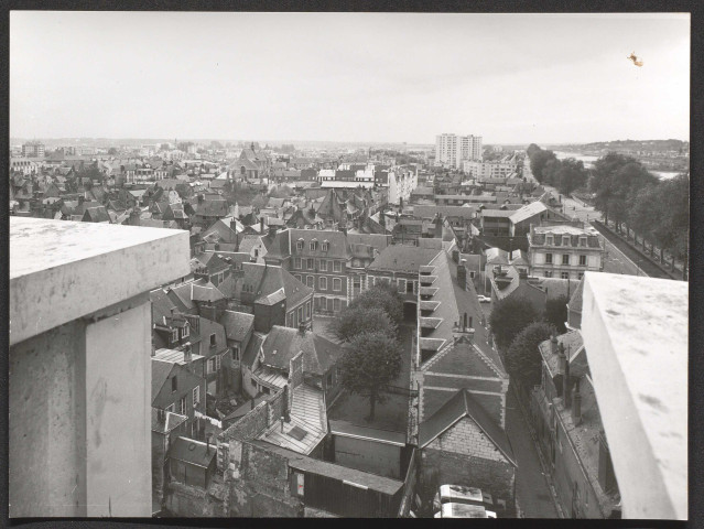 Vue d'ensemble : au premier plan rue de la Poissonnerie vue d'est en ouest, à droite le carroi des Tanneurs et en haut à gauche l'église Notre-Dame-la-Riche).