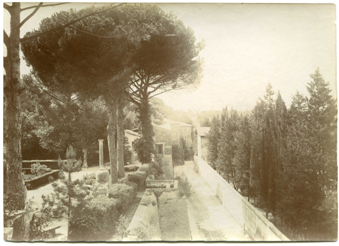 Rome. Villa Médicis : Vue en perspective du jardin surplomblant une rue.