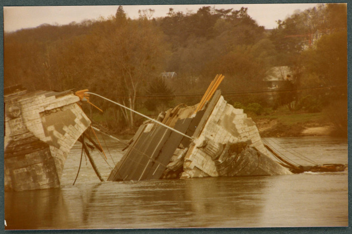 Effondrement du Pont Wilson à Tours (1978), détail.