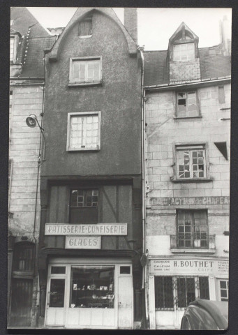 Place Plumereau, pâtisserie, 8 rue du Grand Marché.
