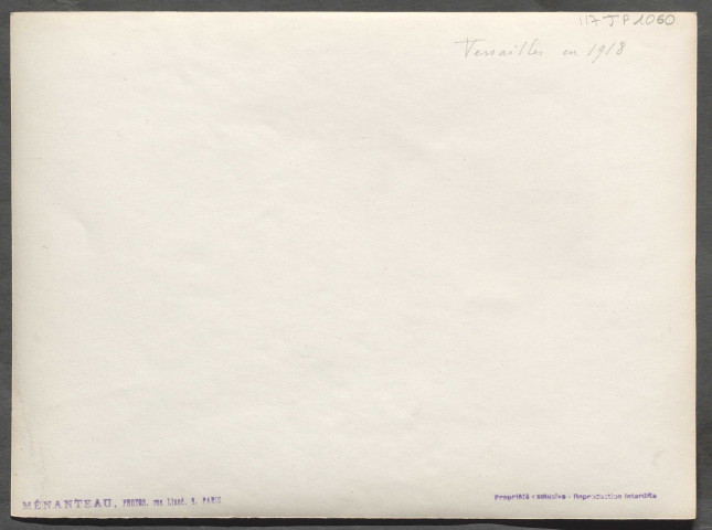 Versailles. Groupes sculptés du grand bassin : Benjamin Chaussemiche devant la sculpture calfeutrée.