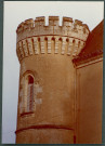 Monts, château de Candé : tour à créneaux.