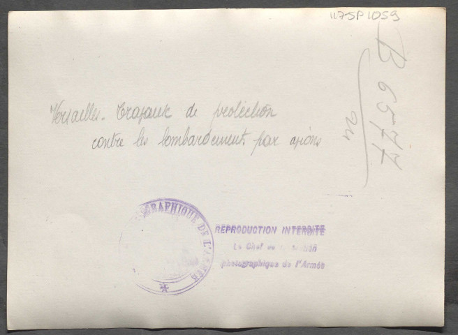 Versailles. Groupes sculptés du grand bassin : Benjamin Chaussemin devant la sculpture calfeutrée.