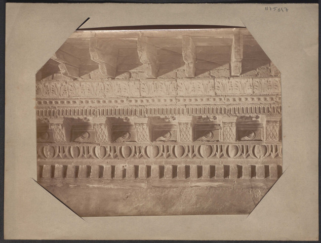 Motif décoratif architectural. Entablement antique, vue du dessous.