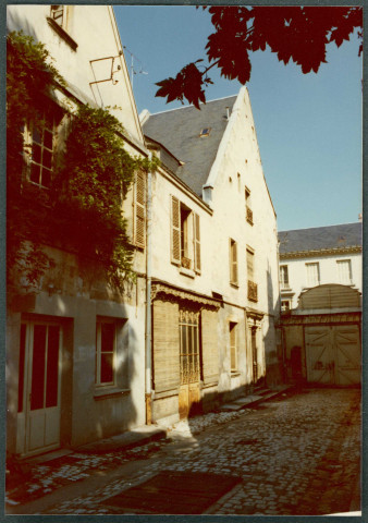 Tours, préfecture, 11 rue Bernard Palissy : façade.