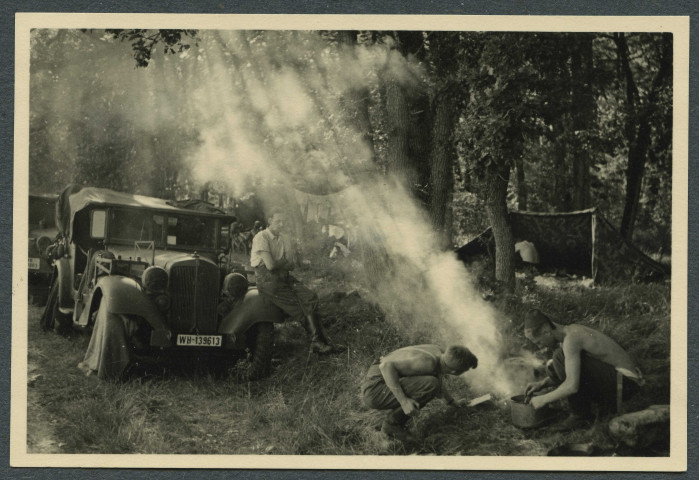 Ternay (Vienne). Campement de soldats allemands avec un véhicule militaire Horch.