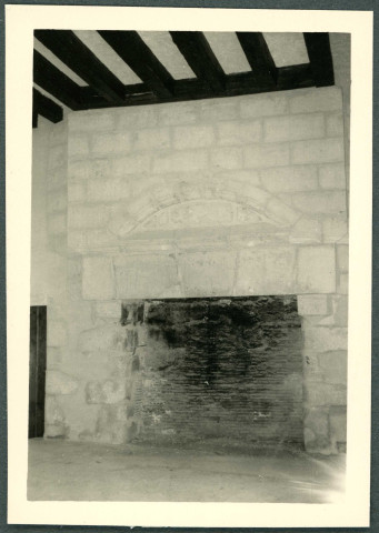Château de Saché, salle du puits : cheminée restaurée.