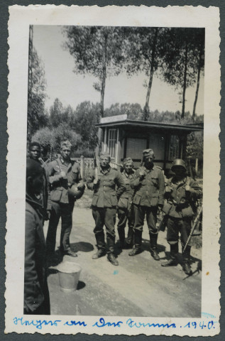 Somme. Soldats allemands posant devant des soldats coloniaux français prisonniers de guerre.