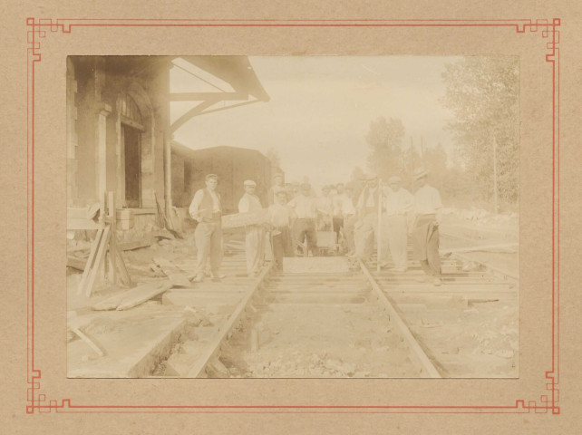 Photographie d'un groupe d'hommes posant sur des rails (sans date). Historiques du 23e et du 43e régiment d'infanterie coloniale pendant la guerre 1914-1918 : brochures (sans date). Vie sociale : correspondance, coupures de presse, cartons d'invitation, menus, note manuscrite (1953-1982). Documents administratifs : cartes individuelles, notes manuscrites, correspondance (1979-1990). Logement de fonction, procédure d'expulsion : correspondance, notes manuscrites, procès-verbal (1963-1964). Location d'un jardin à la Vergerie (Saint-Genouph) : notes manuscrites, coupures de presse, correspondance, procès-verbal de constat (1969-1981). Décès de Marcel Renard : coupures de presse (1984).