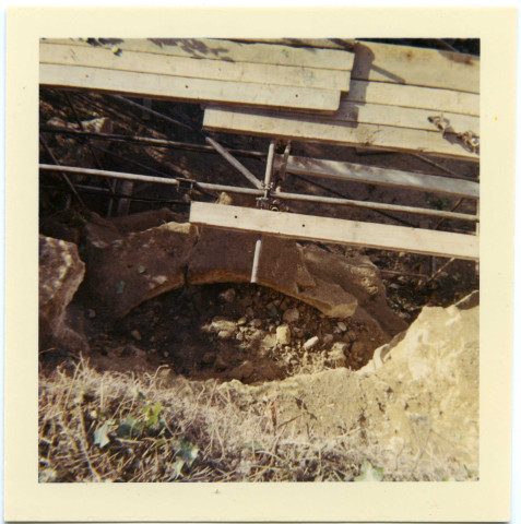 Château de Chinon : ancien puit retrouvé derrière le parement effondré.