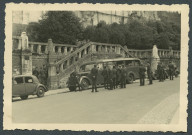 Blois (Loir-et-Cher). Soldats allemands devant un car militaire.