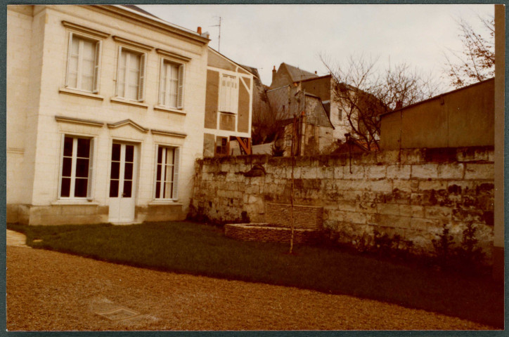 Tours, préfecture, restaurant : façade sur cour.