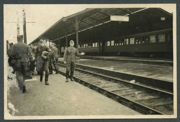 Tours (Indre-et-Loire). Gare. Soldats allemands en gare de Tours.