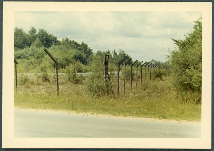 Clôture de fil barbelé.