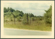 Clôture de fil barbelé.