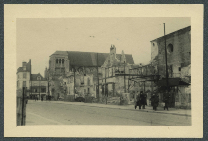 Tours (Indre-et-Loire). La ville en ruines : rue Nationale, église Saint-Julien, église Saint-François.