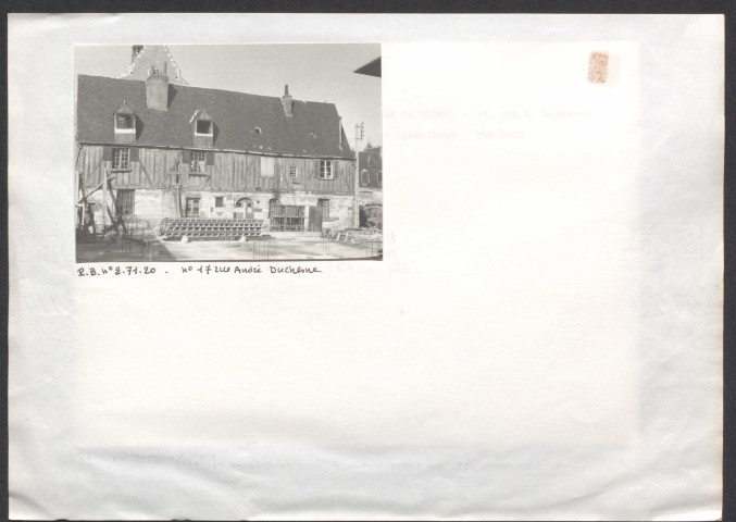 17 rue André Duchesne.