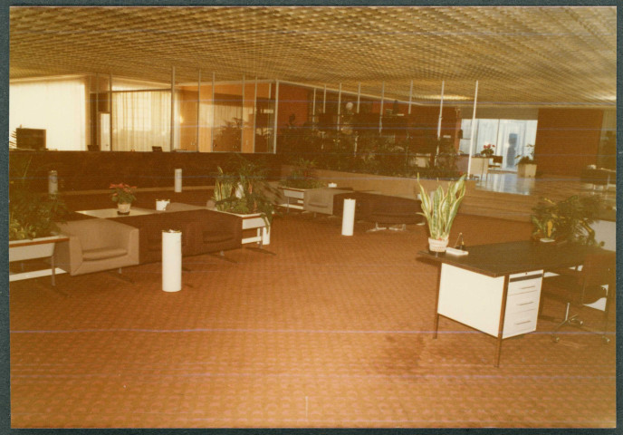 Tours, préfecture, hall d'accueil du service des cartes grises : salle d'attente.
