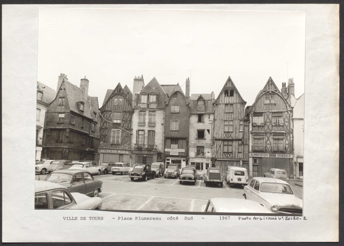 Place Plumereau côté sud.