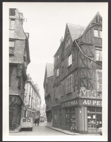 [Angle rue du Change et place Plumereau].