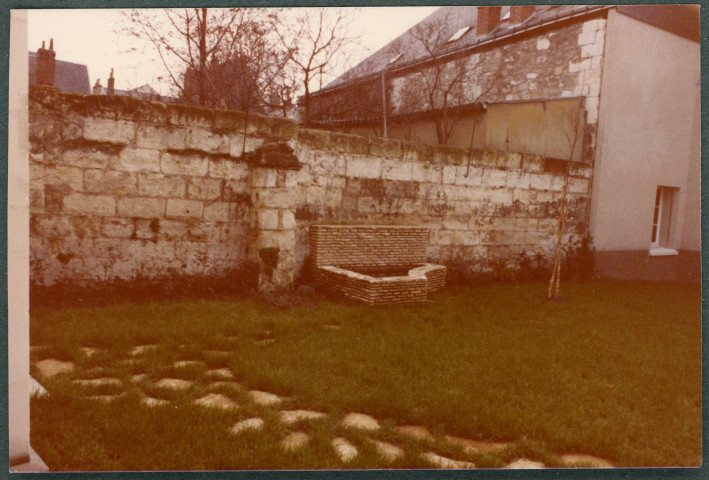 Tours, préfecture, restaurant : façade sur cour.