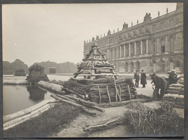 Versailles. Groupes sculptés du grand bassin : Benjamin Chaussemiche devant la sculpture calfeutrée.