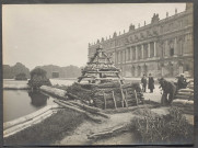 Versailles. Groupes sculptés du grand bassin : Benjamin Chaussemiche devant la sculpture calfeutrée.