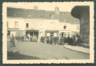 Civils et soldats allemands, place Jean Jaurès à Château-Renault.
