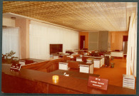 Tours, préfecture, hall d'accueil du service des cartes grises : guichet.