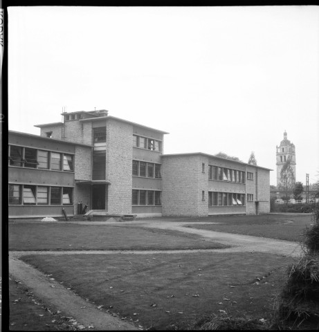 Loches, rue des Ponts. Hôpital hospice. Aménagement. Installation d'un ascenseur et de la chaufferie, travaux dans le réfectoire, garage et mur de soutènement, aménagement d'un local archives et de la salle de stérilisation. Architecte : Emile Coutier. Commanditaire : Hôpital de Loches. Pièces écrites.