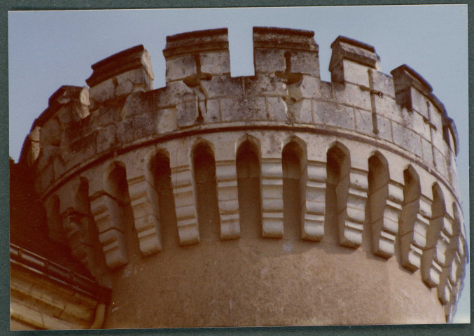 Monts, château de Candé : haut de la tour à créneaux.
