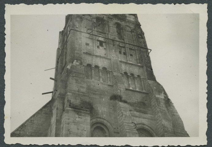 Tours (Indre-et-Loire). Tour Charlemagne et basilique Saint-Martin.