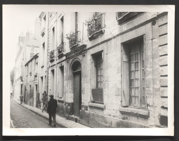 [Rue Littré].