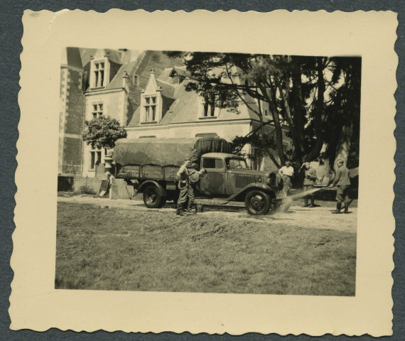 Soldats allemands lavant un camion.