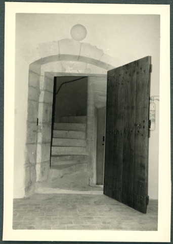 Château de Saché : rez-de-chaussée, porte vers un escalier à vis.