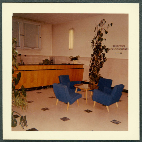 Tours, préfecture : hall d'accueil.