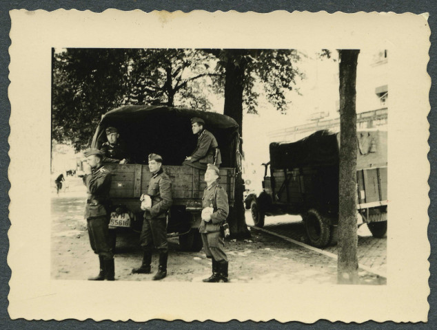 Soldats allemands à l'arrière d'un camion.