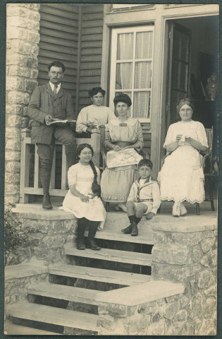 Portrait de la famille Chaussemiche devant son chalet.