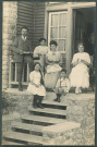 Portrait de la famille Chaussemiche devant son chalet.