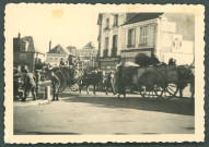 Civils au cours de l'exode, place Jean Jaurès à Château-Renault.