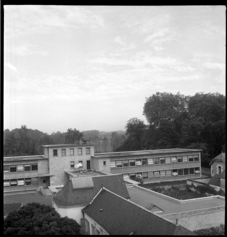 Loches, rue des Ponts. Hôpital hospice. Aménagement. Installation d'un ascenseur et de la chaufferie, travaux dans le réfectoire, garage et mur de soutènement, aménagement d'un local archives et de la salle de stérilisation. Architecte : Emile Coutier. Commanditaire : Hôpital de Loches. Pièces écrites.