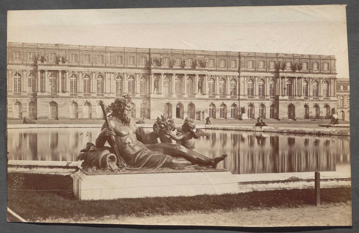 Versailles. Château vu des jardins.
