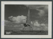 Étretat (Seine-Martime). Photographie du monument à la mémoire de Nungesser et Coli avant sa destruction par l'armée allemande en 1942.