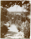 Taormine. Vue en perspective d'une allée de jardin donnant sur un escalier.