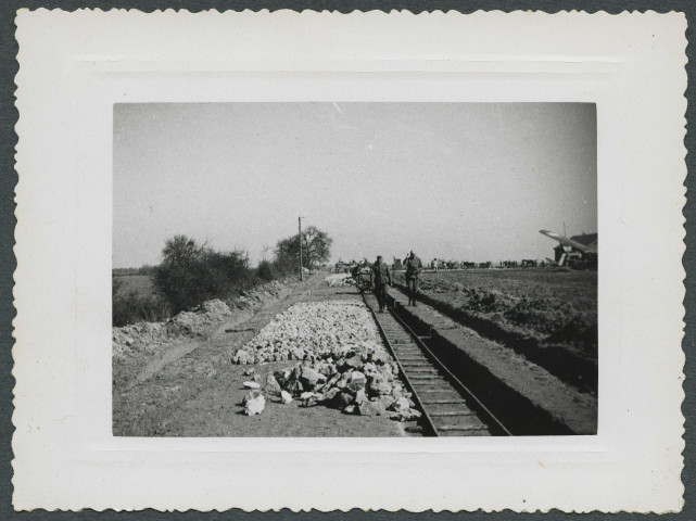 Avon-les-Roches (Indre-et-Loire). Camp du Ruchard, voie ferrée.