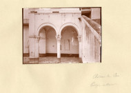 Château de Bari : Portique intérieur.
