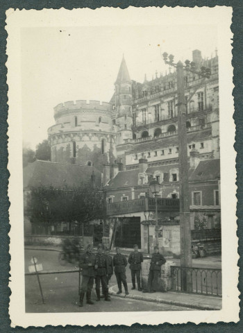 Soldats allemands devant le château d'Amboise.