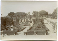 Rome. Villa Médicis : Vue générale sur le jardin, statue de la déesse Rome en arrière plan.
