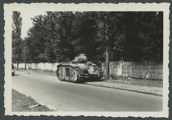 Chailly-en-Gâtinais (Loiret). Char français Renault B1 abandonné.