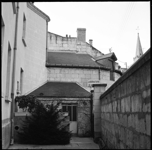 Chinon, 38 quai Charles VII. Laboratoire d'analyses médicales. Installation. Architecte : Emile Coutier. Propriétaire : M. Bretesché. Pièces écrites.